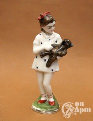 Скульптура "Девочка с мишкой"